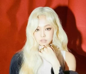 Jennie Platinum Blonde Hair gaya model rambut k pop member blackpink