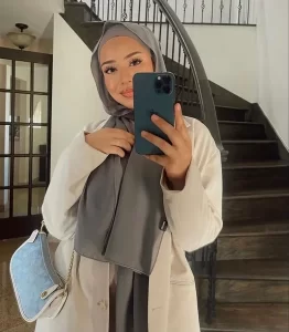 Abu Abu warna hijab yang cocok untuk kulit sawo matang