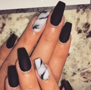 Matte and Marble Nails Nail Art Hitam dan Putih