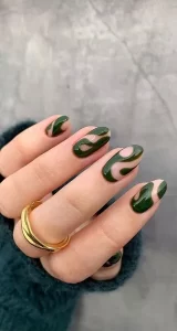 Negative Space Swirl Nail Art Hijau