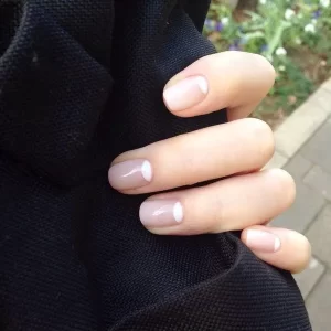 Reverse French Nail nail art kuku pendek