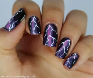 Stormy Sky Design Nail Art Warna Hitam