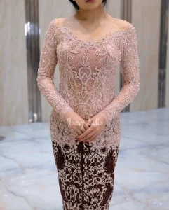 Kebaya Rose Gold + Rok Batik Inspirasi Kebaya Rose Gold