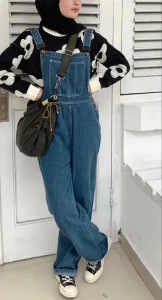 Sweater + overalls OOTD Hijab Simple untuk Hangout