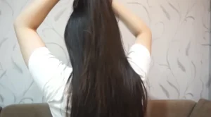 1. Sisir rambut agar menghindari kusut dan bagi rambut menjadi 2 bagian dengan mengambil sedikit bagian dari bagian atas