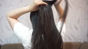 2. Bagi rambut menjadi tiga bagian dari rambut bagian atas