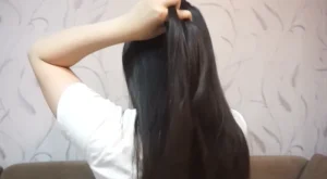 5. Selanjutnya ambil rambut bagian kanan dan jalin ke bagian kiri, lalu ambil sedikit rambut dari bagian kanan