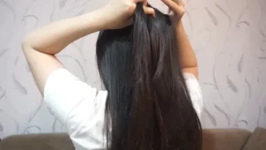 5.2 Selanjutnya ambil rambut bagian kanan dan jalin ke bagian kiri, lalu ambil sedikit rambut dari bagian kanan