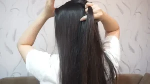 6. Ambil sedikit rambut dari bagian kiri, dan mulai mengepang seperti langkah 2 4