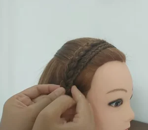 8. Pakaikan bobby pins agar kepangan satu dan lainnya terlihat menyatu dan kepangan yang telah dibuat tetap stay dikepala